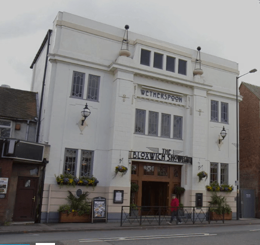View of the exterior of The Bloxwich Showman pub 2016 from across the road.